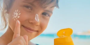 بهترین ضد آفتاب برای پوست چرب و لک دار | معرفی 10 محصول